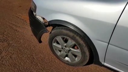 Jovem de 21 anos fica ferido após colisão entre carro e moto na Avenida Brasil