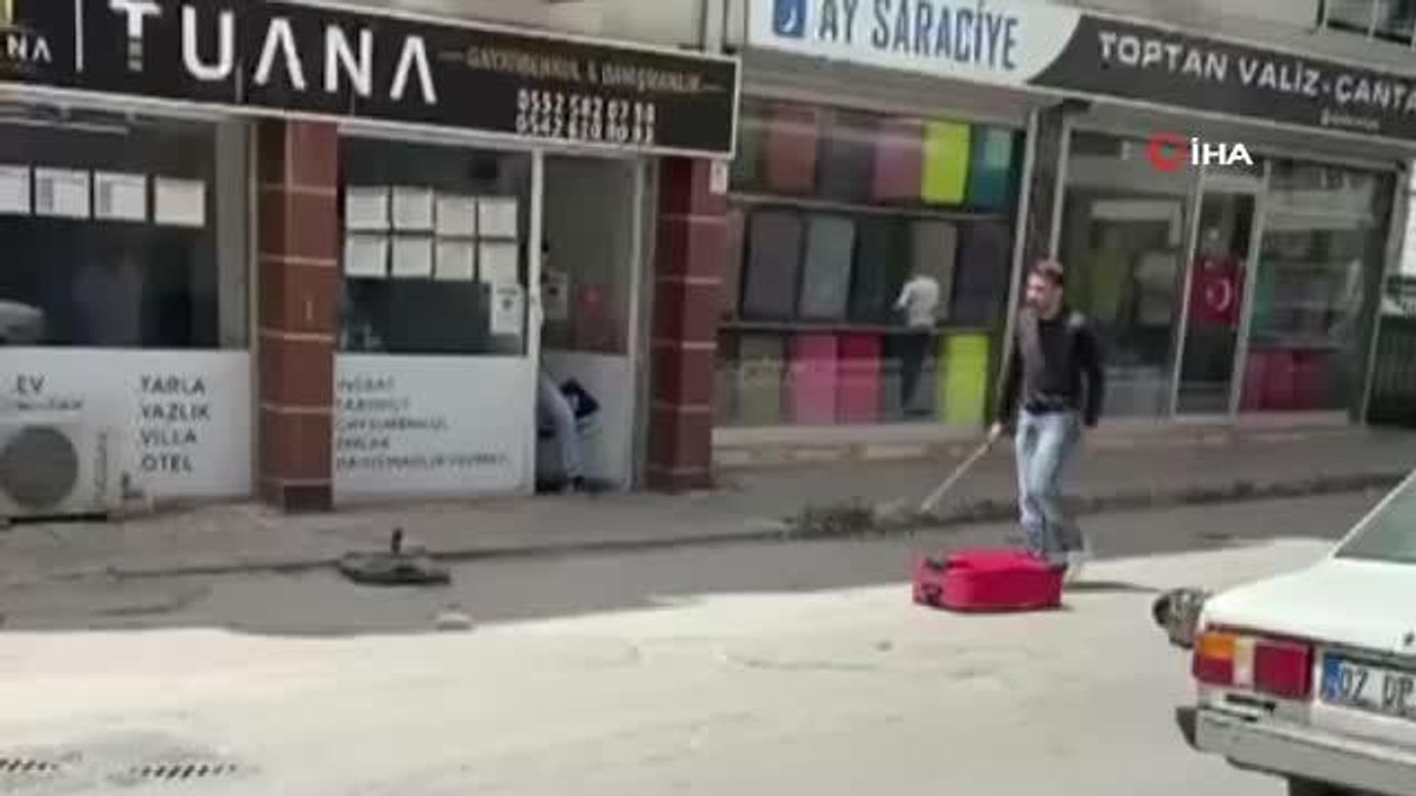 Sokak ortasında bavullu, kaldırım taşlı, sopalı kavga