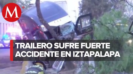 Trailer choca con tres arboles en Iztapalapa