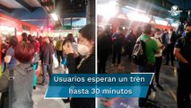 Usuarios del Metro CDMX tienen que caminar por vías por falla en tren de la Línea 8