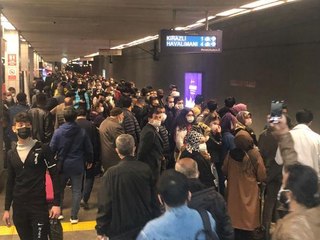 İSTANBUL'DA TOPLU TAŞIMA ARAÇLARI VE DURAKLARDA YOĞUNLUK
