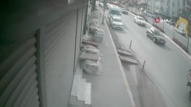 Hafriyat kamyonu dehşeti...Freni patlayan hafriyat kamyonunun caddeyi savaş alanına çevirdiği anlar kamerada