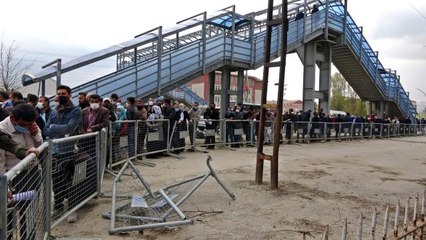 Yüksekova'da 1 kilometrelik 'izin' kuyruğu oluştu