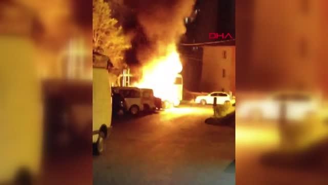 KAĞITHANE'DE HURDA OTOMOBİLDE ÇIKAN YANGINDA 3 ARAÇ HASAR GÖRDÜ