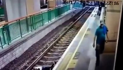 Çin'de bir adam güvenlik görevlisini raylara böyle itti