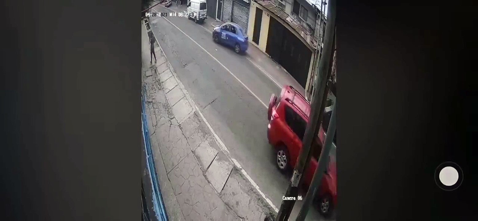 Taxista y motorista protagonizan accidente en Mixco.