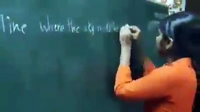 Müthiş yetenek! Aynı anda iki eliyle yazı yazıyor