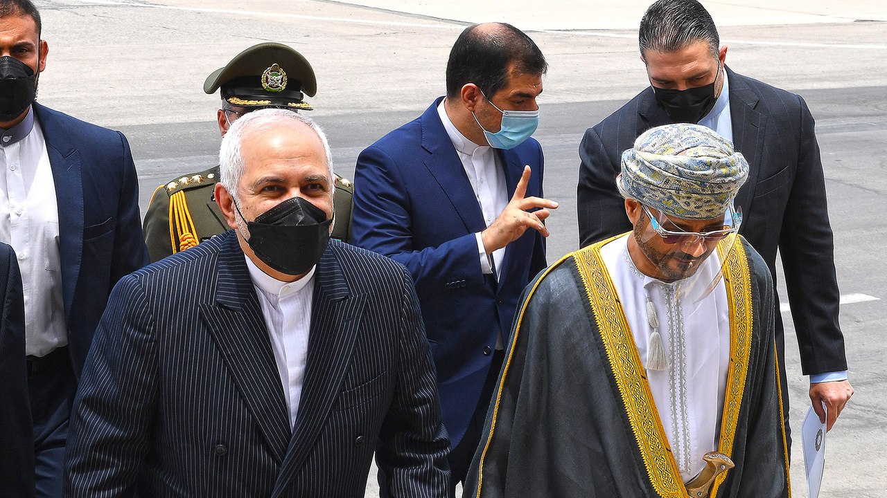 في ظل تسريبات عن مباحثات مع الرياض.. ظريف في مسقط بعد زيارة للدوحة وبغداد