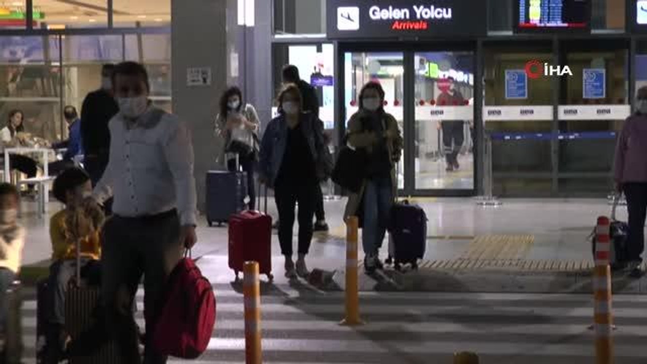 Bodrum'a hem havadan hem de karadan tatilci göçü devam ediyor