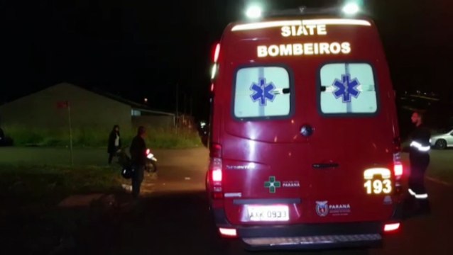 Forte colisão de trânsito entre carro e moto deixa mulher ferida no Loteamento Florais do Paraná