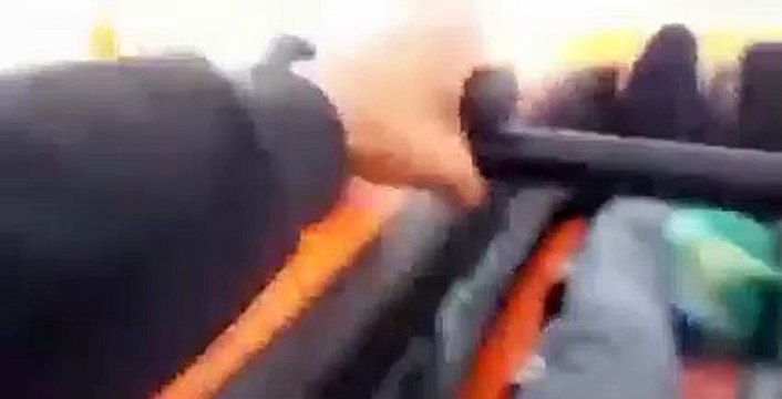 شاب مغربي يقطع البحر نحو اسبانيا على قارب مطاطي للأطفال