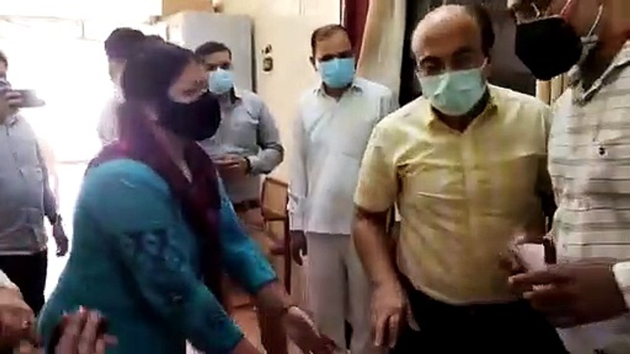 UP: अपने इकलौते बेटे को बचाने के लिए CMO के पैर पकड़ गिड़गिड़ाई मां, लेकिन अफसोस बचा न सकी