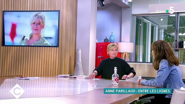 Inceste : La comédienne Anne Parillaud, invitée de C à vous , évoque ses doutes par rapport à son père mais également l'amnésie traumatique qui permet de se protéger
