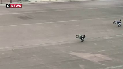 Rodéo urbain devant la mairie de Lyon