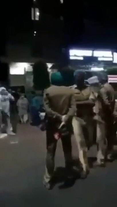 यूपी: मां की जान बचाने के लिए पुलिस के सामने ऑक्सीजन के लिए गिड़गिड़ाता रहा बेटा, वीडियो वायरल