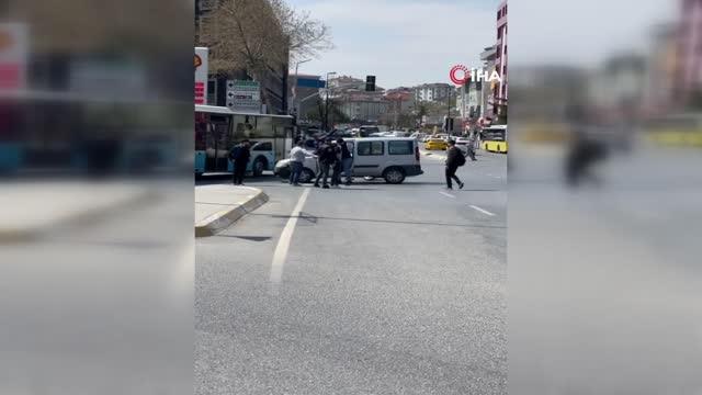 Son dakika haberi: Motokurye ile otomobil sürücüsü arasında tekmeli yumruklu kavga kamerada