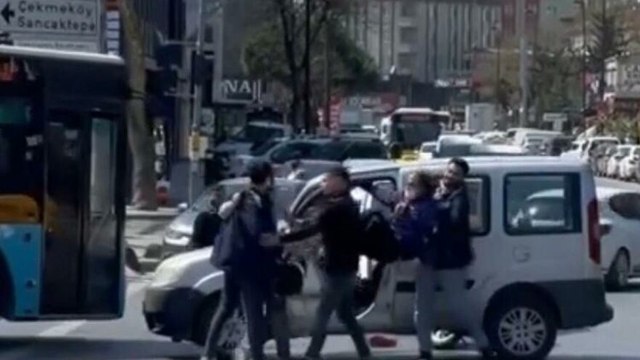 Motokurye ile otomobil sürücüsü arasında tekmeli yumruklu kavga kamerada