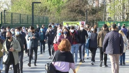 BAHÇELİEVLER'DE TOPLU TAŞIMA DURAKLARINDA YOĞUNLUK