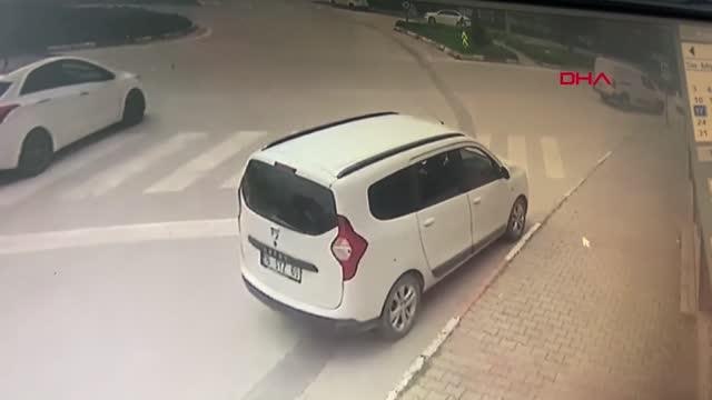 Son dakika haber... YOLUN KARŞISINA GEÇTİĞİ SIRADA OTOMOBİL ÇARPTI; KAZA ANI KAMERADA