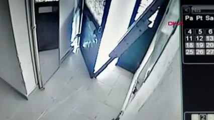 Son dakika haberi! SULTANGAZİ'DE MERDİVEN VE AYDINLATMA DİREĞİNİN KORUMASINI ÇALAN HIRSIZLAR KAMERADA