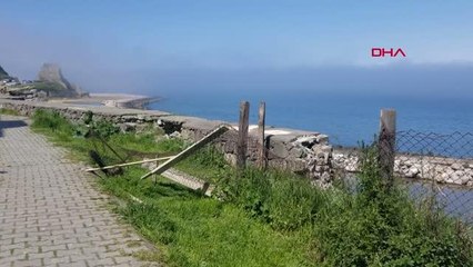 YASLANDIĞI SUR YIKILDI, 7 METREDEN DÜŞÜP YARALANDI