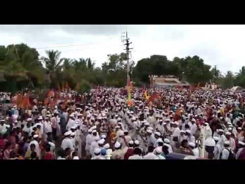 संत ज्ञानेश्वर महाराज पालखीचे खुडूस येथील गोल रिंगण.