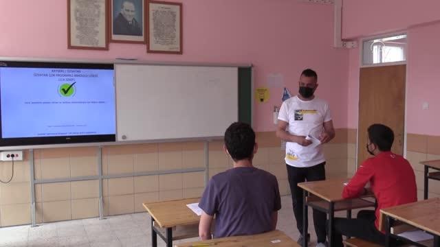 Genç yaşta kanseri yenen öğretmen, öğrencilerini geleceğe hazırlıyor