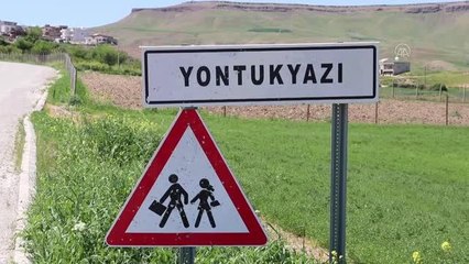 Okulların boyandığı projede köy sakinleri de yeteneklerini sergiliyor