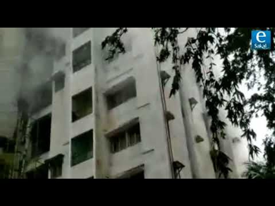 वांद्र्यातील एमटीएनएलच्या इमारतीला आग | Mumbai : Fire breaks out in MTNL building at Bandra