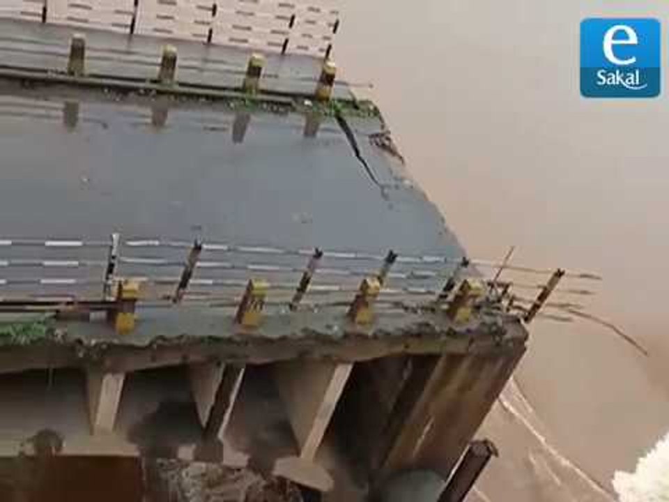 कृष्णा नदीवरील जुना पूल कोसळला