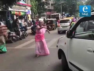 पुण्यातील आजींनी तरूणांना दाखवली योग्य वाट