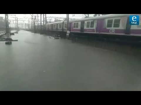 ठाणे रेल्वे स्थानकात पाणीच पाणी