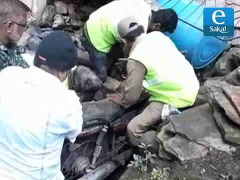 पुण्यात पुन्हा इमारतीची भिंत कोसळली | Wall collapsed dhankawadi in pune