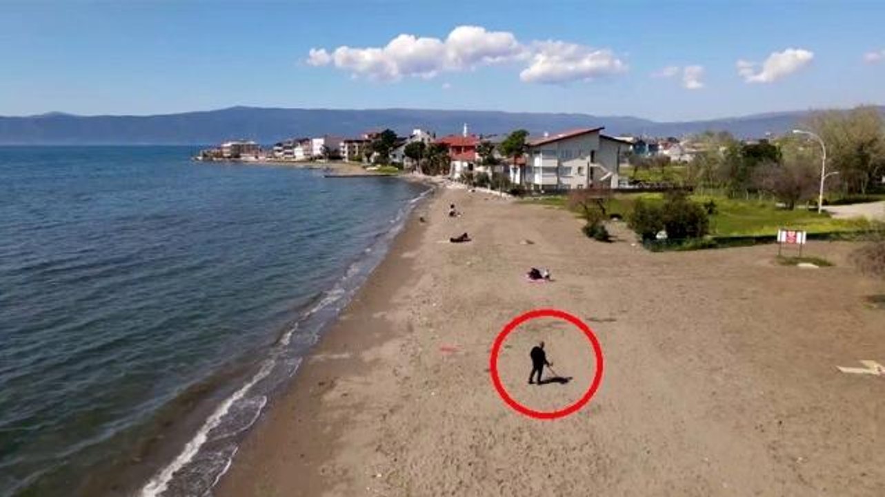 Dedektörle sahilde altın arıyor - Dailymotion Video