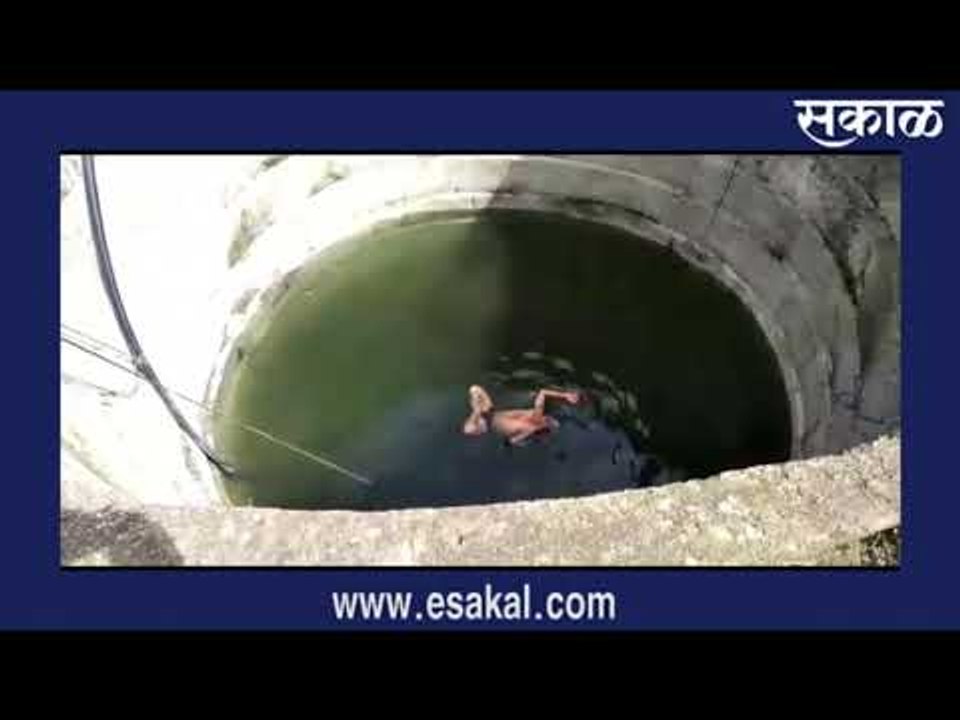 तो पाण्यातही करतो योगासन | Latest Marathi News I आजच्या ठळक बातम्या | ताज्या बातम्या | Sakal Media |