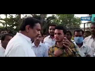 मंत्र्याच्या समोरच त्या पूरग्रस्तांने केला पत्नीला व्हिडिओ कॉल...