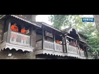 कोल्हापूर मध्ये हलगी, टाळ्या, थाळीनाद करत कृतज्ञता केली व्यक्त..!