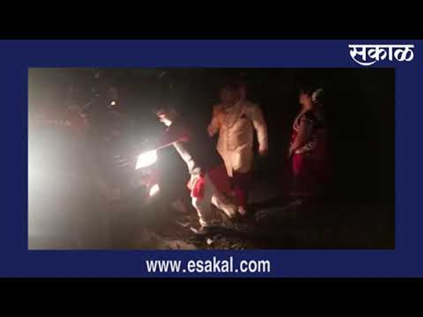 अरेरे: नवरदेव-नवरीवर गाडी ढकलण्याची वेळ | Latest Marathi News I Live Marathi News | Sakal Media |