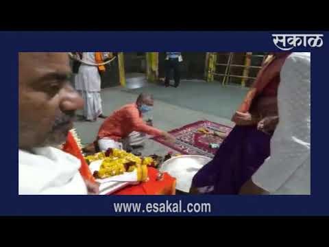 संत तुकाराम महाराजांच्या पादुकांची महापूजा मयूर महाराज मोरे यांच्या हस्ते | Sakal Media |