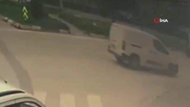 Son dakika! Yolun karşısına geçmeye çalışan kadın otomobilin çarpması sonucu yaralandı: Çarpma anları kamerada
