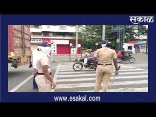 विश्रांतवाडी परिसरात पोलिसांकडून नागरिकांची तपासणी  | Sakal Media |