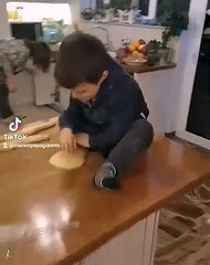 Μάνος Παπαγιάννης: Ο γιος του φτιάχνει πασχαλινό τσουρέκι και ρίχνει... το Tik Tok!