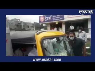 डॉ. सुजय विखे पाटील यांनी चालवली रिक्षा