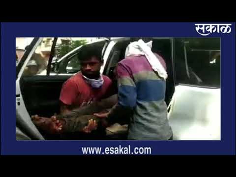 राज्यमंत्री बच्चू कडूंनी अपघातग्रस्तांचे वाचवले प्राण | मराठी ताज्या बातम्या | Sakal Media |
