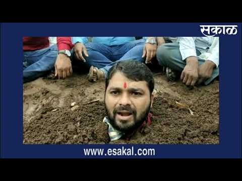स्वतःला जमिनीत गाडून स्वाभिमानी शेतकरी संघटनेचे रविकांत तुपकर यांचे आंदोलन