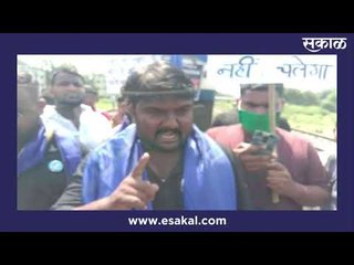 हाथसर घटनेचा आंबेडकरवारी युवक संघटनेने केला रेल्वे रोखून निषेध | Sakal Media |