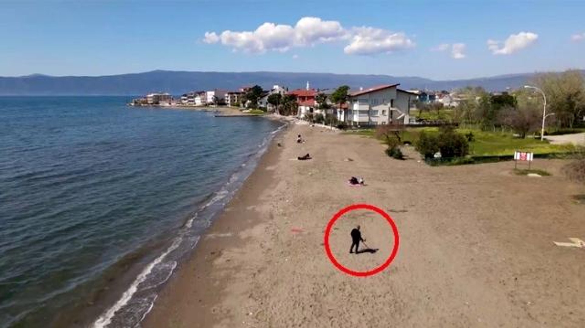 Dedektörle sahilde altın arıyor - Dailymotion Video