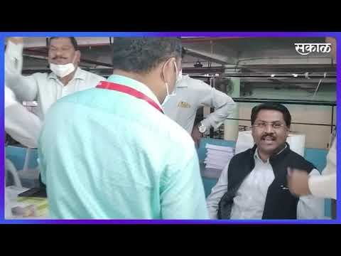 ग्रामपंचायतीसाठी निवडणूकिदरम्यान पुण्यात सोशल डिस्टंसिंगचा फज्जा | Pune | Maharashtra | Sakal |