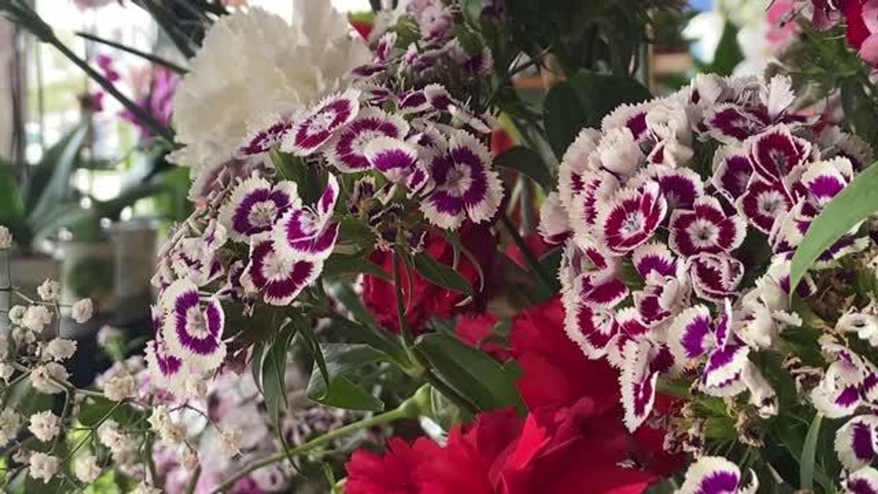 "Anneler Günü"nde kısıtlamadan muaf tutulan çiçekçiler hazırlıklarına başladı