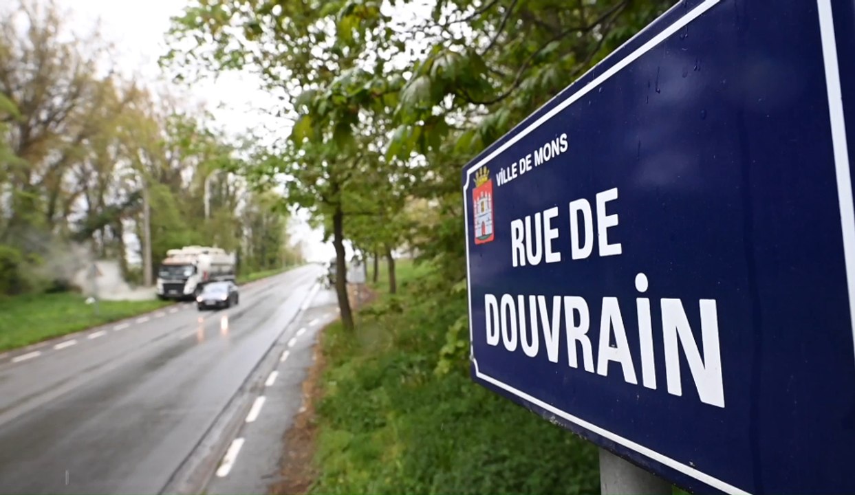 L'eau d'un ruisseau devient bleue à Ghlin